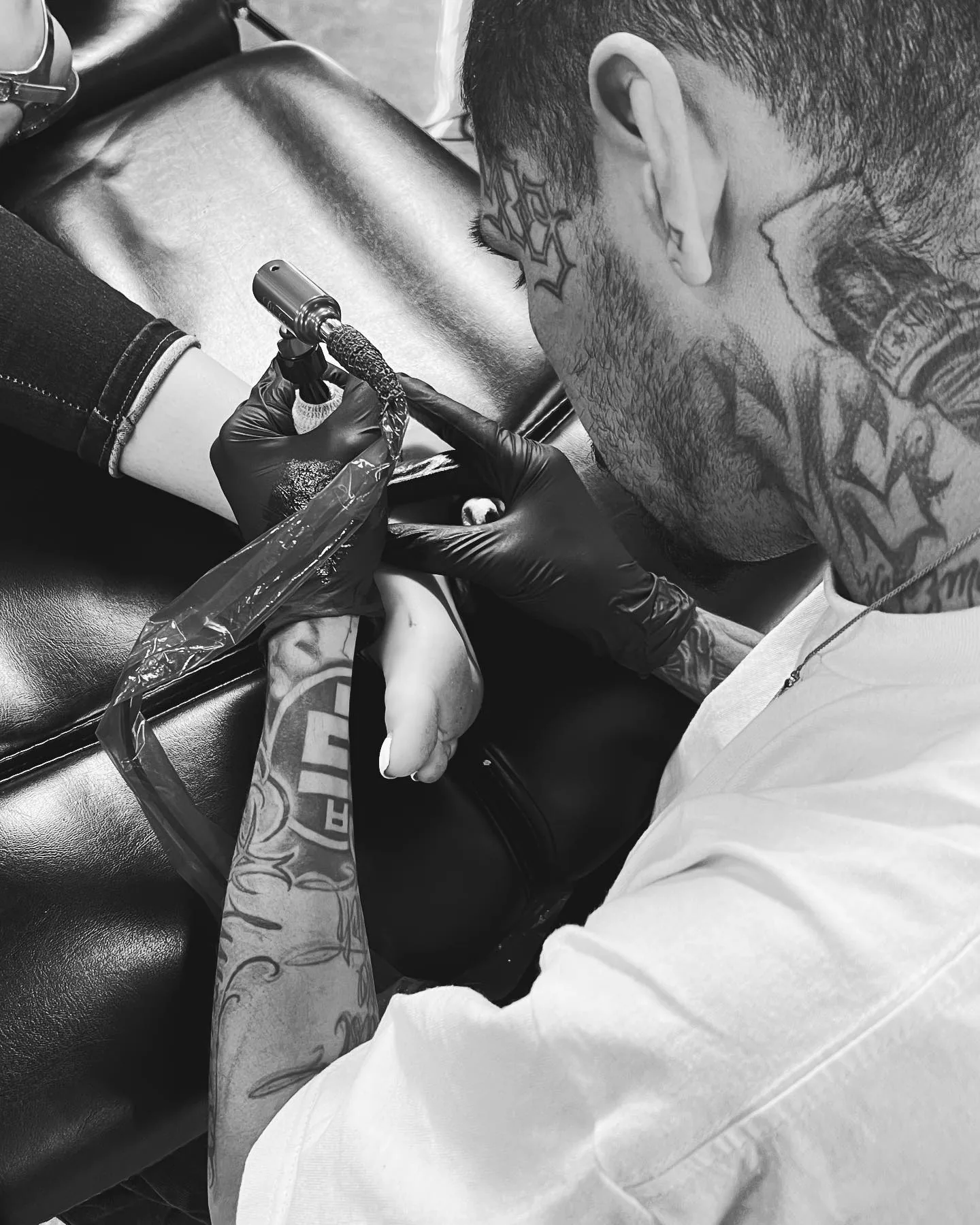 Cover image for "Tattoo Etiquette: Essential Do’s and Don’ts for a Smooth Tattoo Experience"